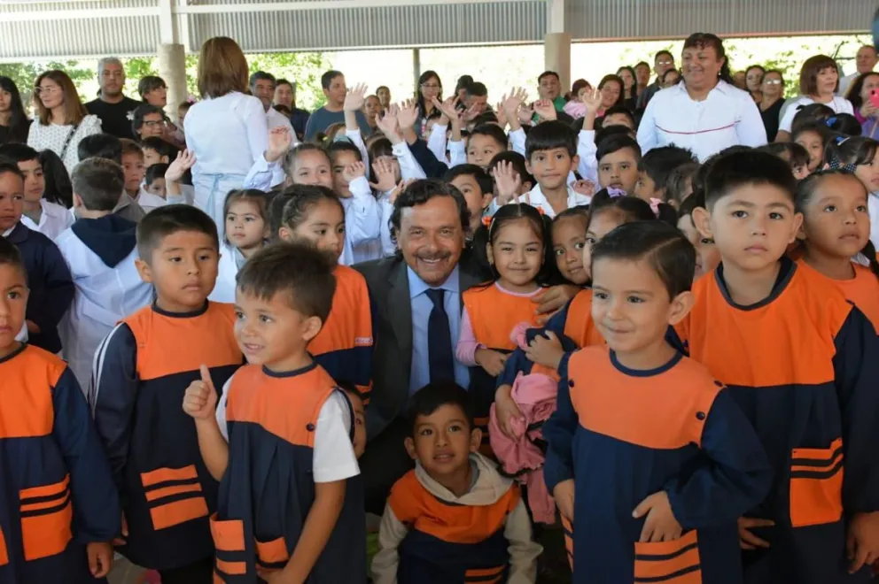 Gustavo Sáenz acompañó el inicio de clases: "La educación es lo que garantiza el progreso de un pueblo"