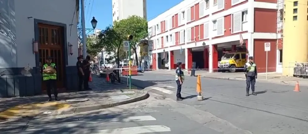 Investigan una amenaza de bomba: habían dejado un paquete sospechoso sobre la vereda