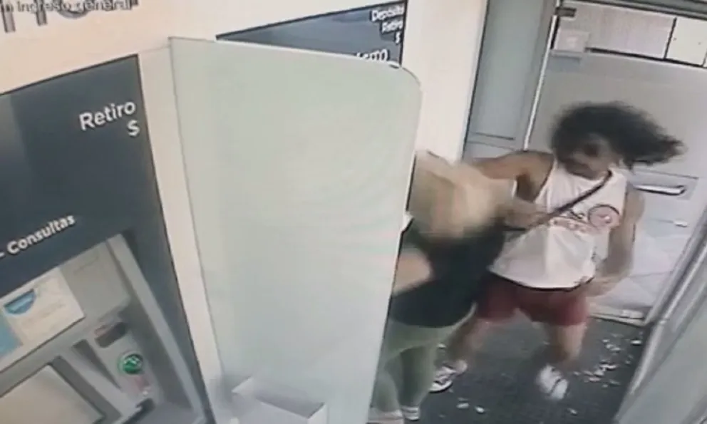 VIDEO: Violento asalto a una jubilada en un cajero automático