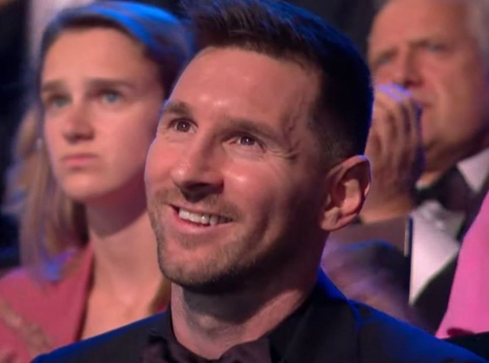 Messi aplaudiendo a Dibu Martínez por recibir premio The Best Mejor Arquero