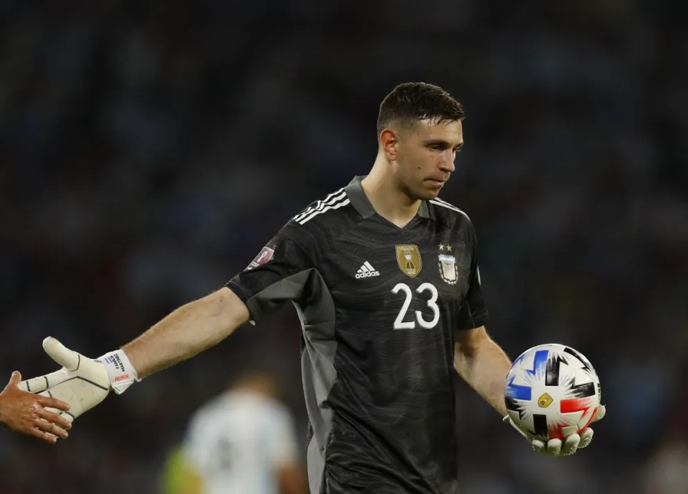 Este es el llamativo motivo por el cual Dibu Martínez no está en la lista de la FIFA, tras ganar el premio