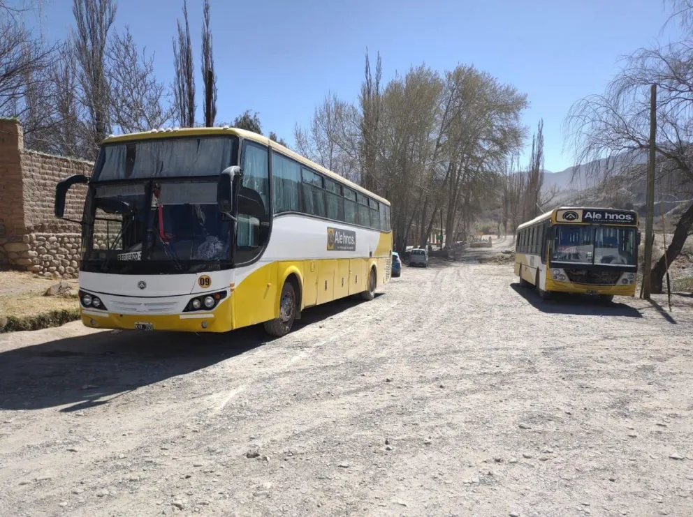 Los dejaron "tirados": empresa de colectivo se fue sin avisar y dejó a más de 20 pasajeros en la terminal