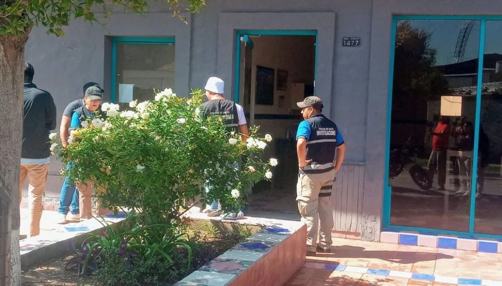 Increíble despliegue policial busca desbaratar un “kiosco” que vende certificados truchos
