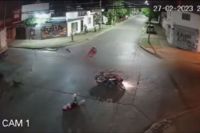VIDEO: Motochorros lo chocaron brutalmente y le robaron la moto