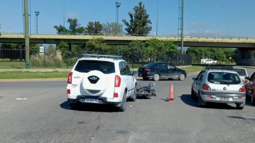 Terrible accidente: intentaba ingresar en la rotonda y se llevó por delante a un motociclista