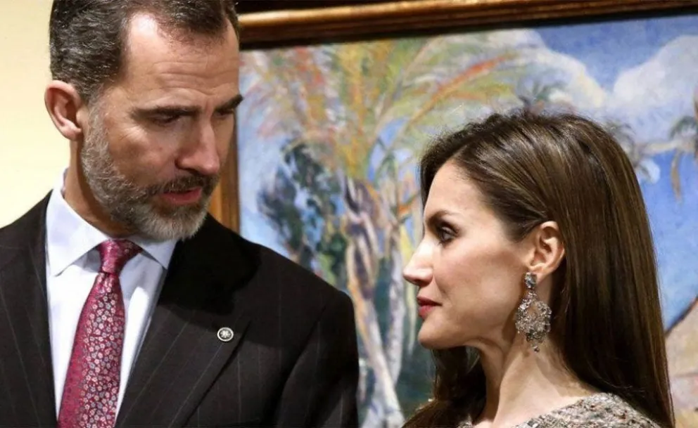 Felipe VI avergonzado en público: el desafortunado atuendo de Letizia que expuso más de lo esperado