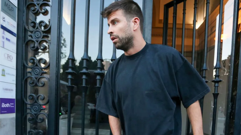 |Video| Peligro al volante: Piqué huye a toda velocidad tras polémica pregunta sobre su relación con Shakira