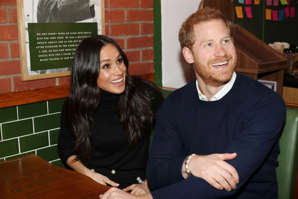 El príncipe Harry y Meghan Markle se burlan de Carlos III, tras ser desalojados 