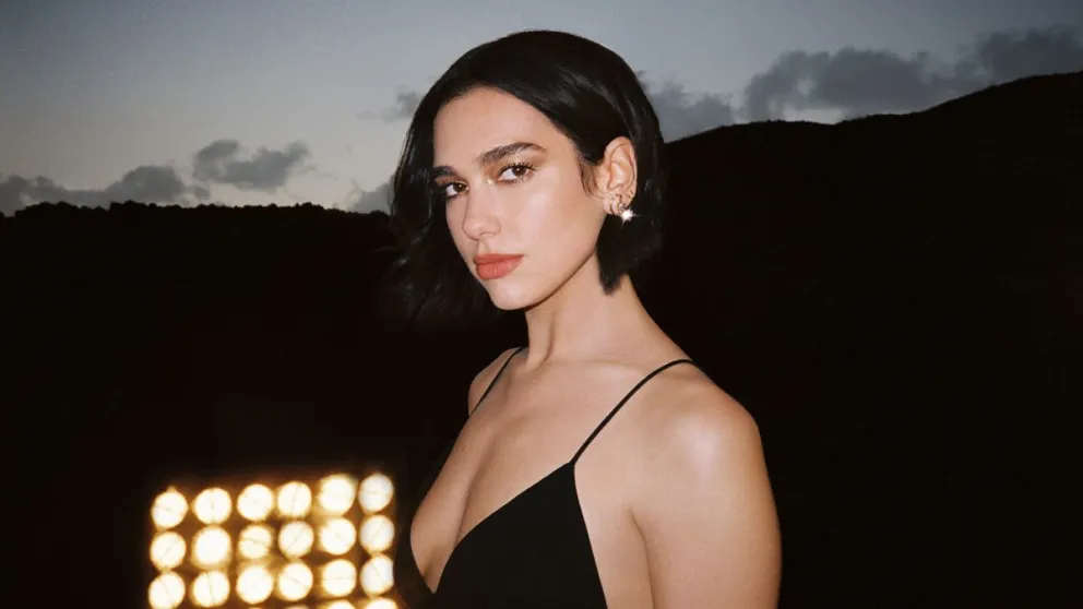 Dua Lipa reveló el misterio: fue a la Semana de la Moda en París y presentó a su flamante novio 