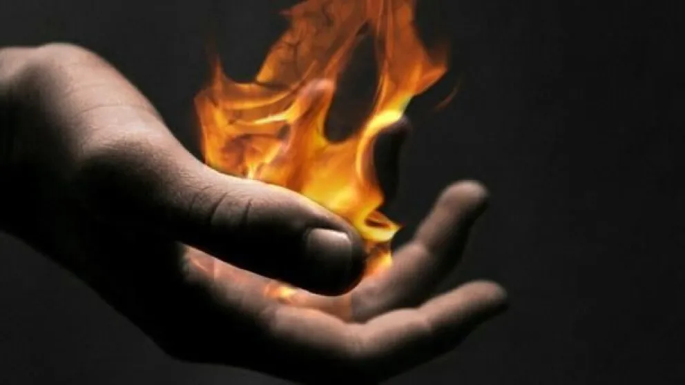Increíble: un limpiavidrios decidió prenderse fuego, para poder zafar de la policía 