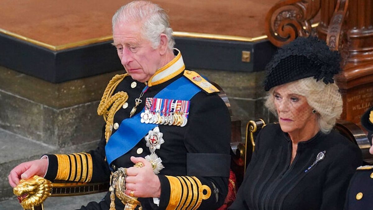 El rey Carlos III y Camila Parker en un dif&iacute;cil momento.