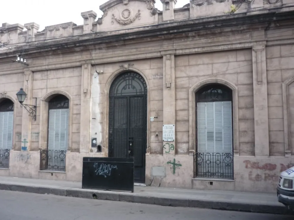 En una de las escuelas mudadas por obras, padres reclaman que el nuevo edificio está igual o peor     