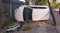 Un auto derrapó, volcó y arrastró dos postes de internet en San Lorenzo     