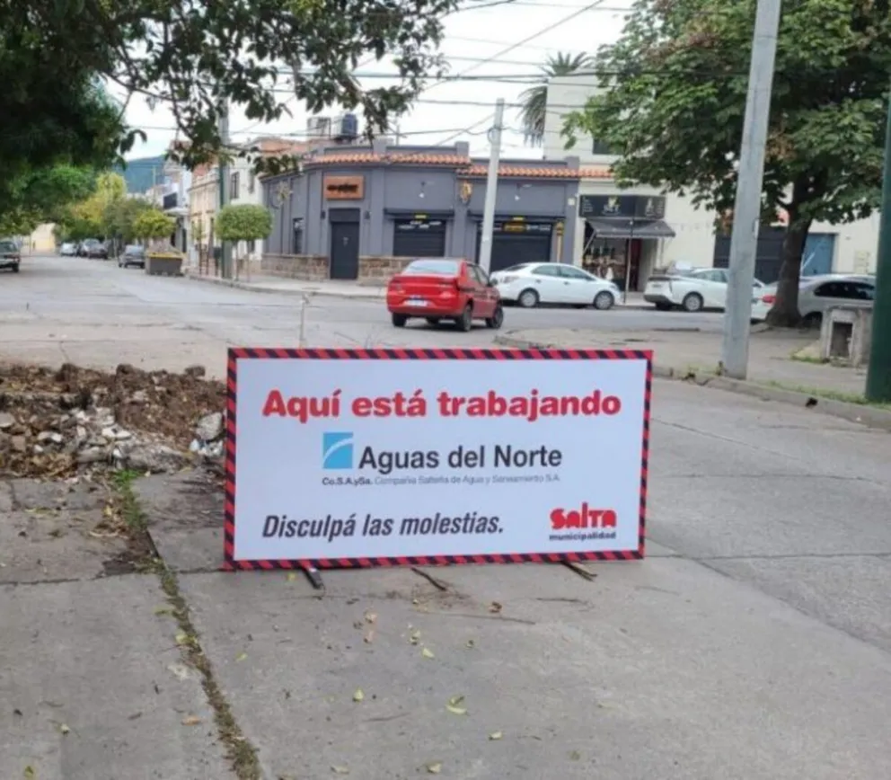 Una camioneta cayó a un pozo que fue reparado varias veces sin éxito   