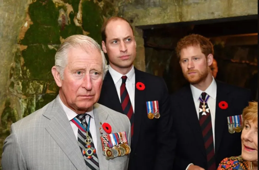 El rey Carlos III genera furia en los príncipes Andrés y Harry al tomar una decisión en beneficio de Guillermo