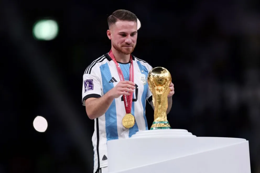 Disputa millonaria: Liverpool y Manchester City van decididamente por Alexis Mac Allister