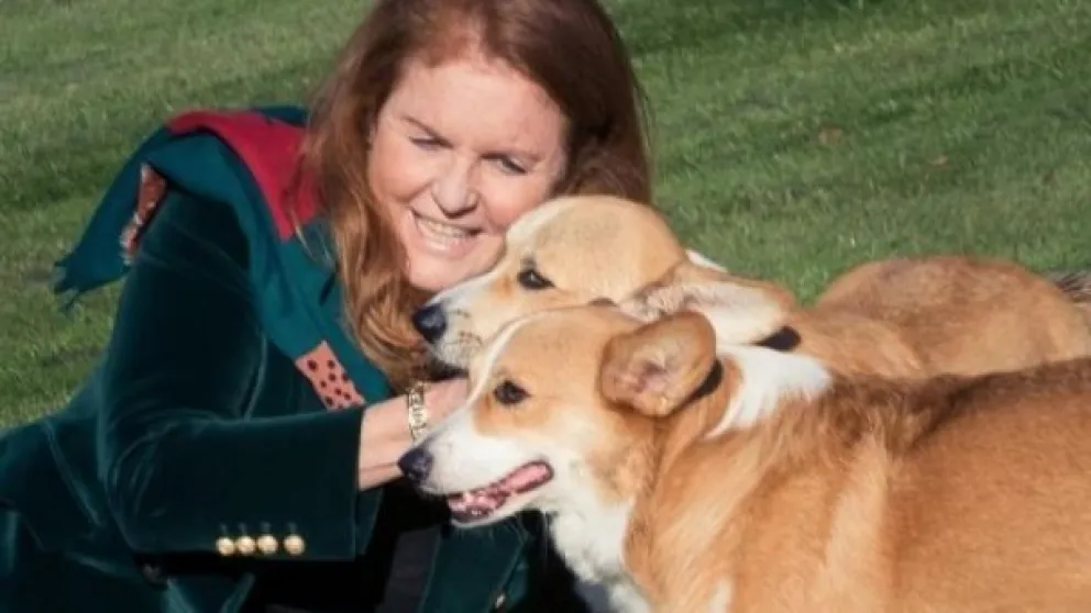 Exigiendo aún después de muerta: la insólita aparición de Isabel II a Sarah Ferguson que desató el panico