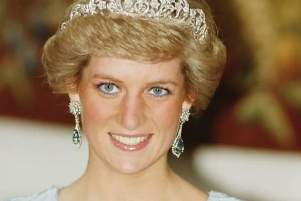 El top que usó Lady Di para desafiar a la realeza británica es furor en redes sociales: fotos