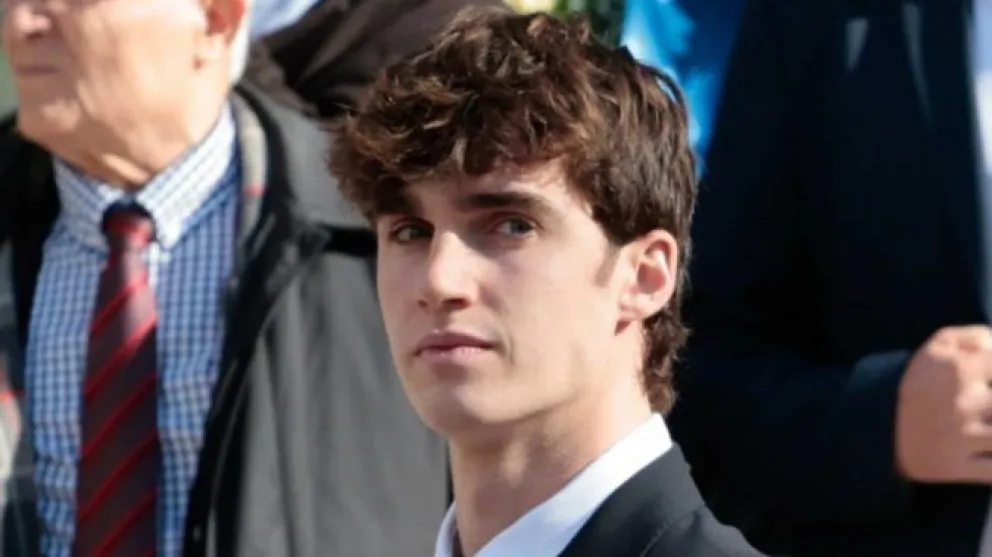 Mientras Iñaki Urdangarin causa polémica, su hijo Pablo está enamorado y no se esconde, a los besos en la calle