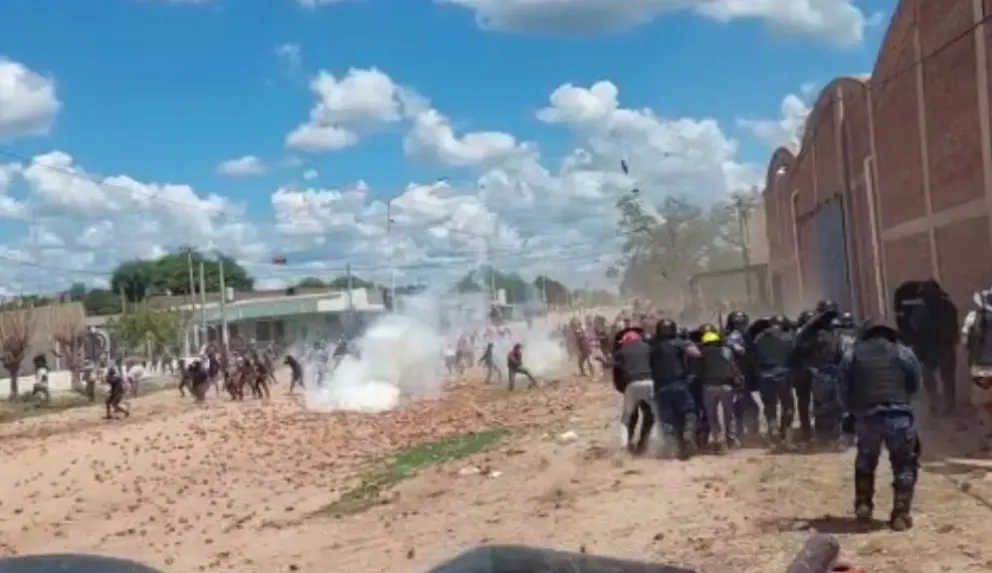 Comunidad wichi copan una comisaría y destrozan un juzgado por la desaparición de un adolescente en Chaco