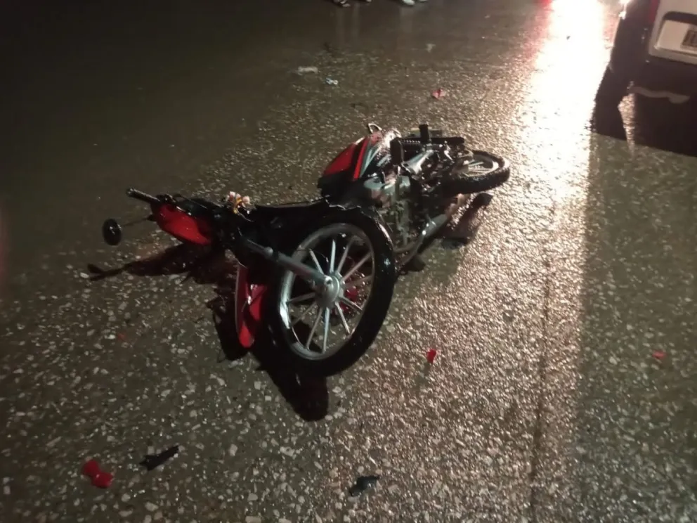 Chocó a una moto estacionada y huyó