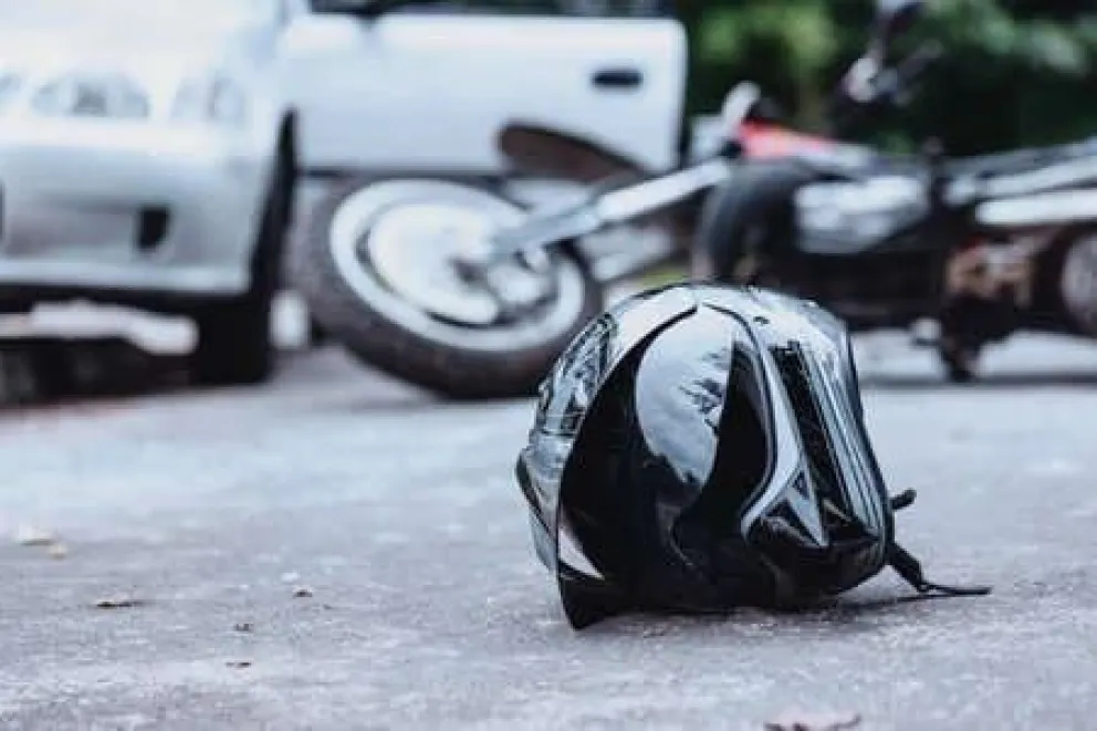 Terrible accidente: una moto chocó contra un colectivo en avenida Jujuy