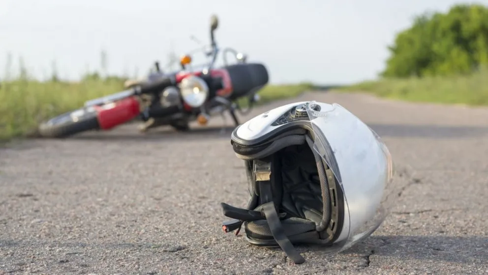 Una motocicleta impactó contra un auto: su conductor se salvó de milagro