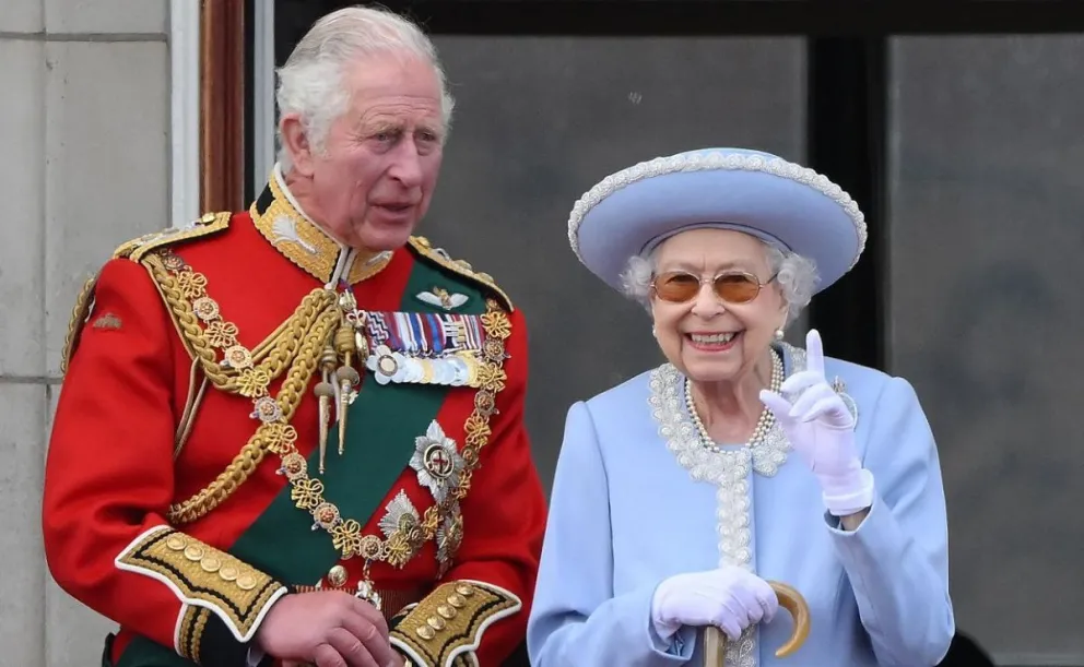 Carlos III traicionó a Isabel II: este es el juramento que incumplió para seguir a Camila Parker