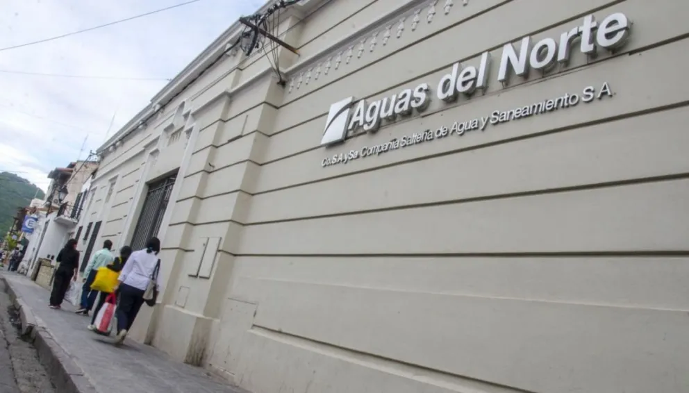 “El estudio del agua que hizo el laboratorio está homologado”, la respuesta de la vecina denunciada por Aguas del Norte