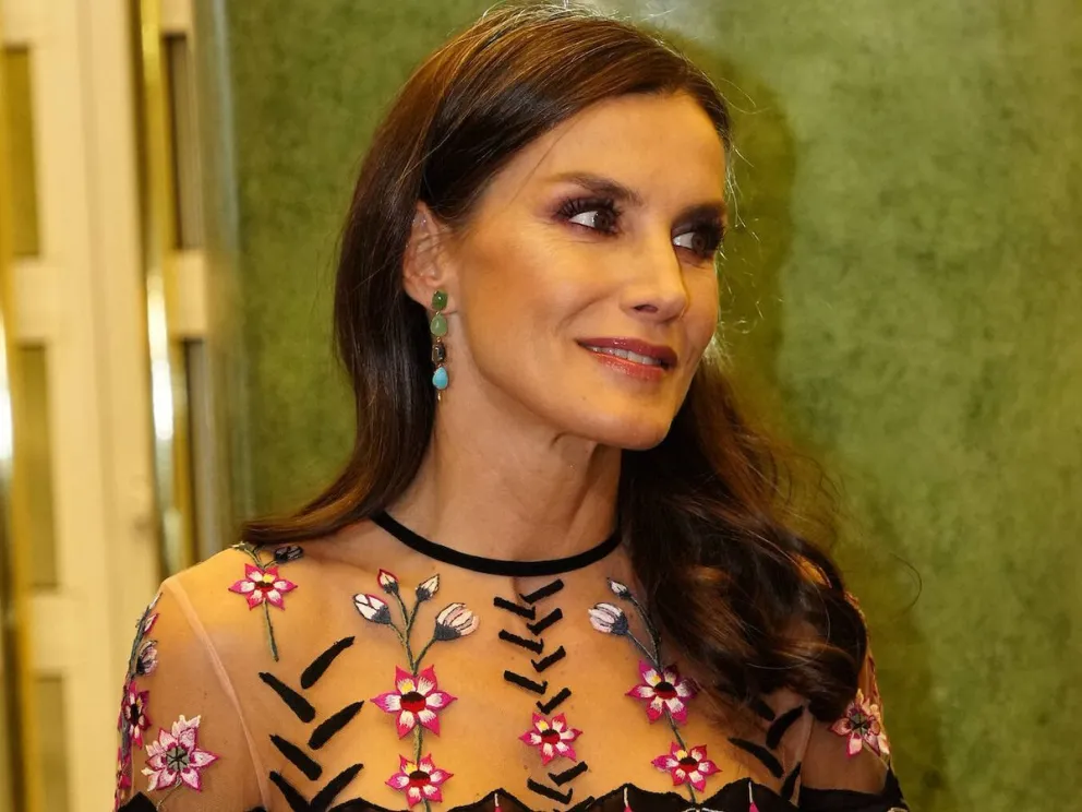 Moda: la reina Letizia eligió un osado vestido y deslumbró con su elegancia