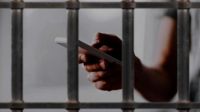 Piden prohibir los celulares a los presos