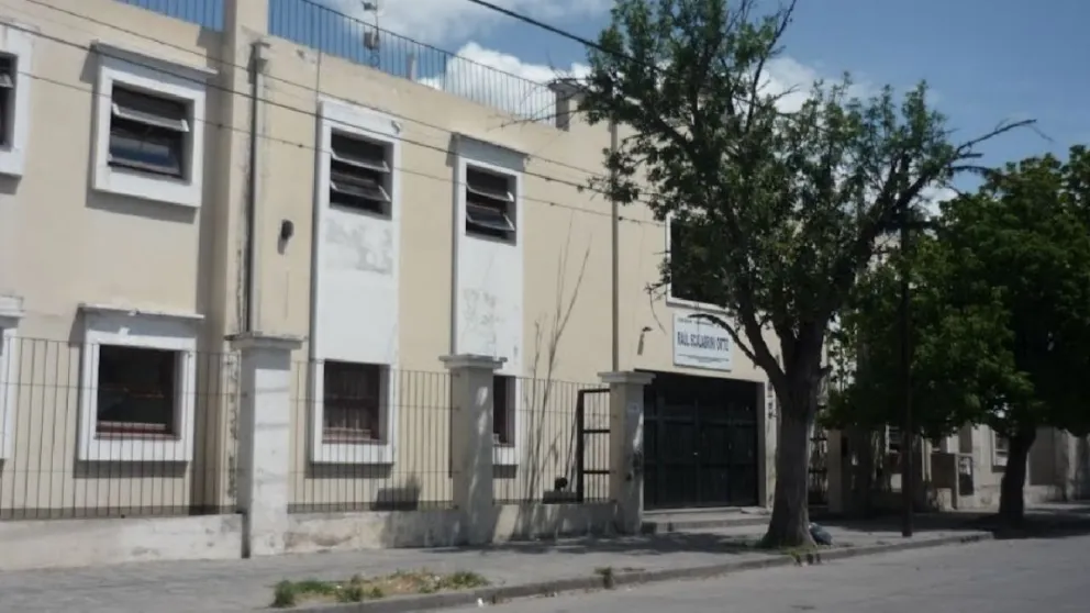 Fuerte choque que pudo terminar en tragedia: una camioneta impactó contra un colegio       