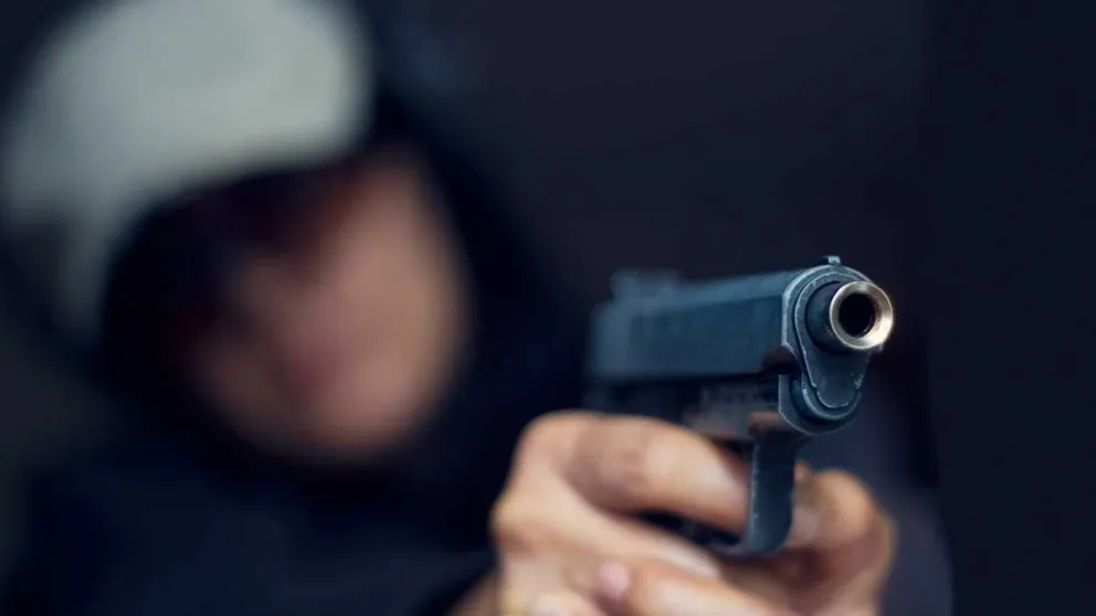 Balearon y luego quisieron prender fuego la casa de una mujer con sus hijos dentro