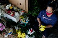 Motochorros robaron más de 100 mil a una florista del cementerio en Orán