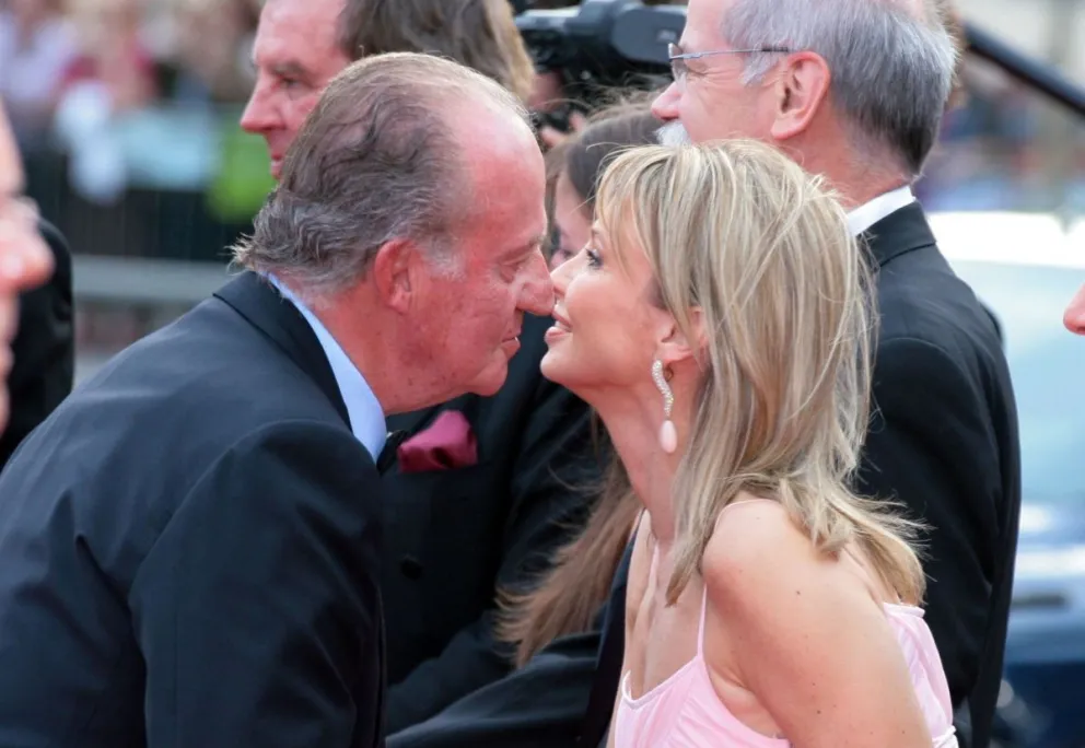 La aparición pública de Corinna Larsen, examante de Juan Carlos I, que incomoda a la familia real española