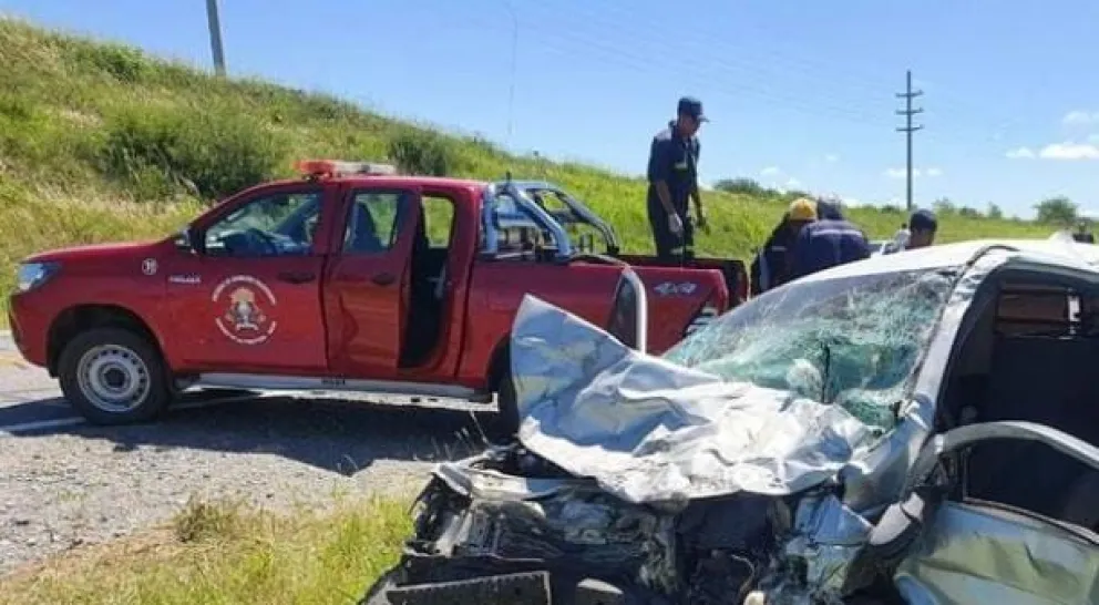 Fue un milagro: bomberos lograron rescatar a tres personas que sufrieron un accidente de tránsito