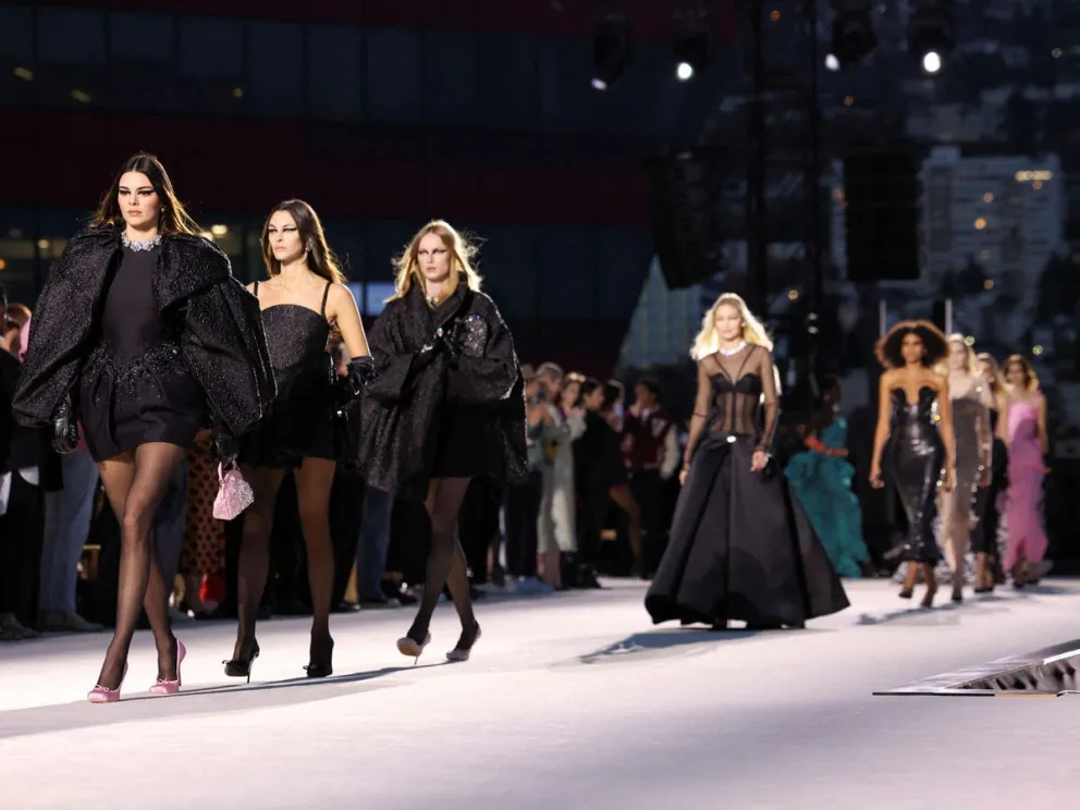Estos fueron los impactantes looks de Anne Hathaway, Miley Cyrus y Dua Lipa que brillaron en el inédito evento 
