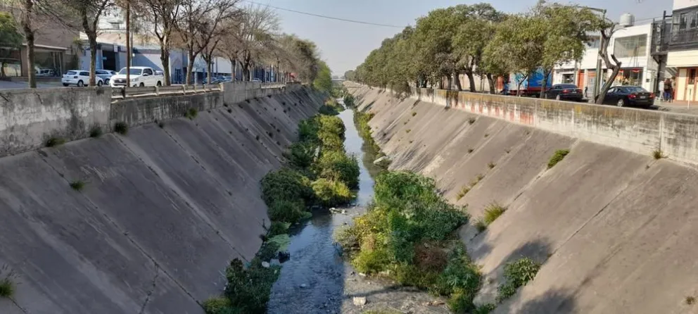 La sacó barata: una joven cayó en el interior del canal de Yrigoyen y se salvó de milagro