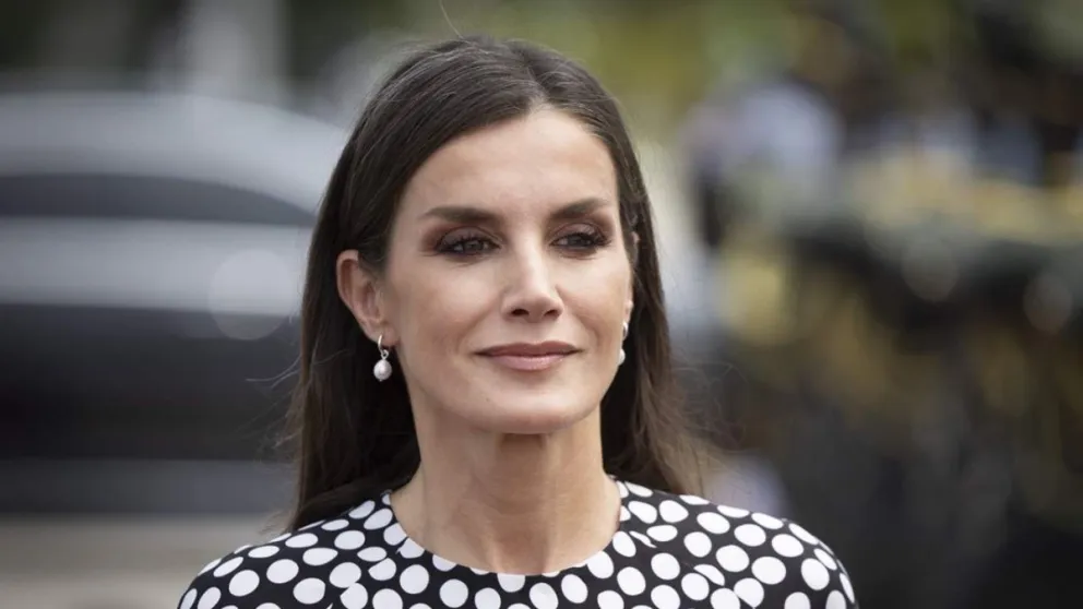 Muy elegante: la reina Letizia impresiona con un look moderno y delicado que opaca a Kate Middleton