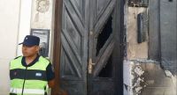 Segundo incendio en repudio al odontólogo acusado de abuso: tiraron cubiertas en llamas a la casa