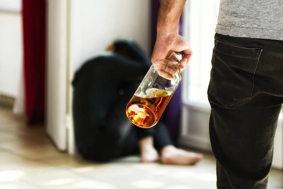 Un hombre abusó de una adolescente inconsciente en un after y su esposa lo defendió     