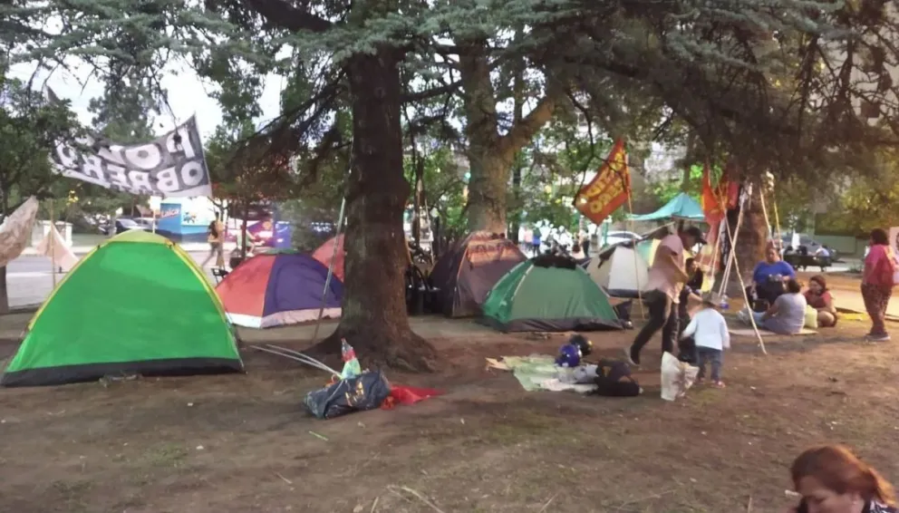 Plaza Güemes: se levanta el acampe por la quita de planes sociales Progesar