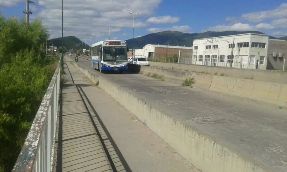 Fuerte accidente en Avenida Tavella: una ciclista fue embestido tras una mala maniobra de un automóvil