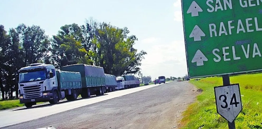 Accidente en la ruta 34: volcó un camión de gaseosas