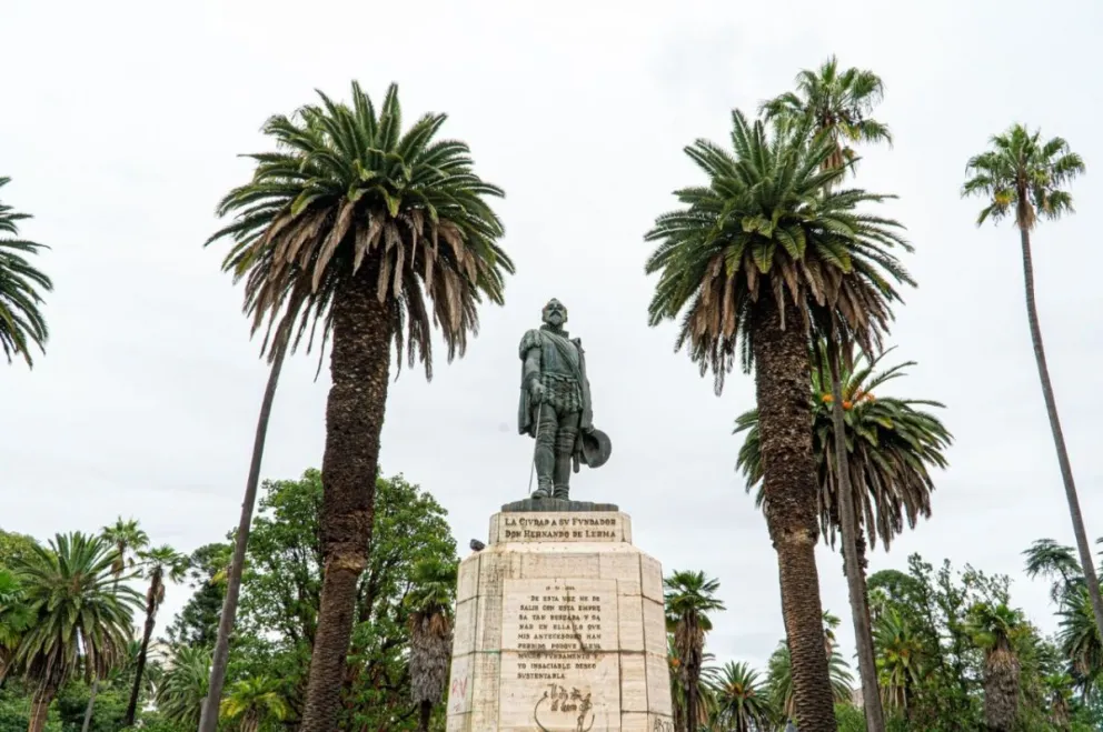Tras el acampe en plaza Güemes llevó horas limpiar el lugar