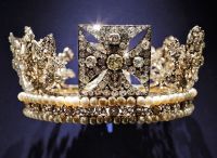 Conocé la impresionante colección de joyas de la realeza, expuestas con motivo de la coronación de Carlos III