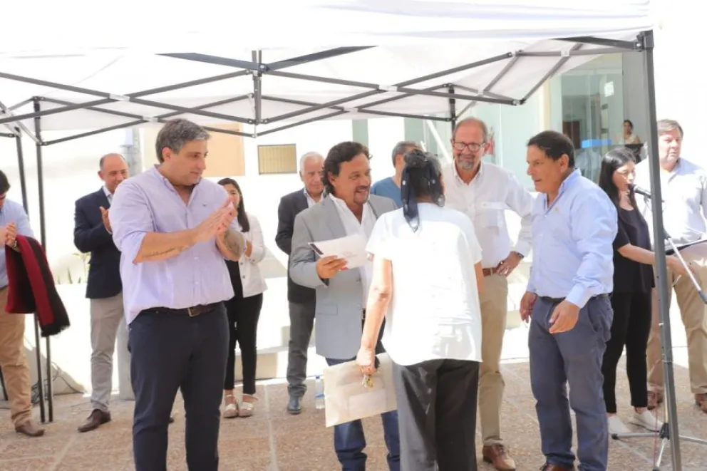 Gustavo Sáenz entrego títulos de propiedad a los vecinos salteños