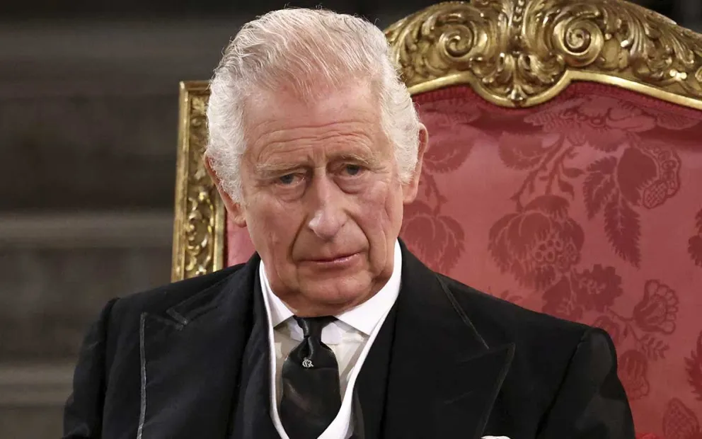 El rey Carlos III traicionó a Isabel II: este fue el sorprendente regalo que recibió tras despreciar a su madre
