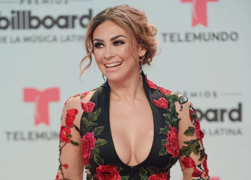 Diosa de piscina: Aracely Arámbula muestra su espectacular figura en nuevas fotos en traje de baño