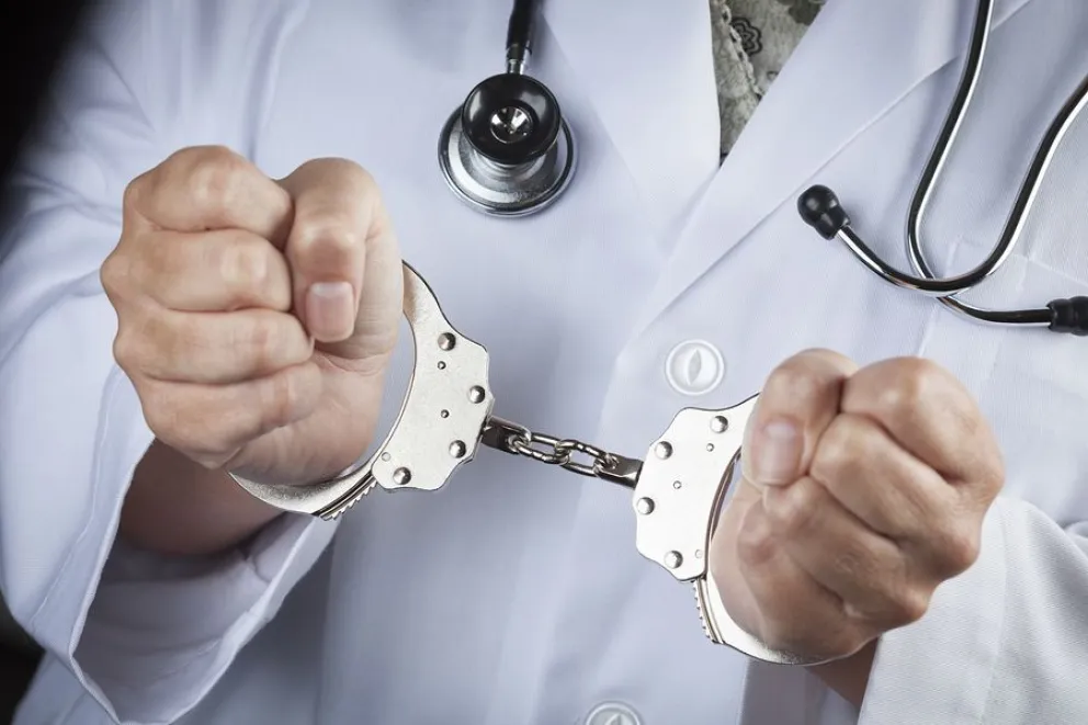 Médico abuso de una menor embarazada y deberá pagarle más de 3 millones por daños